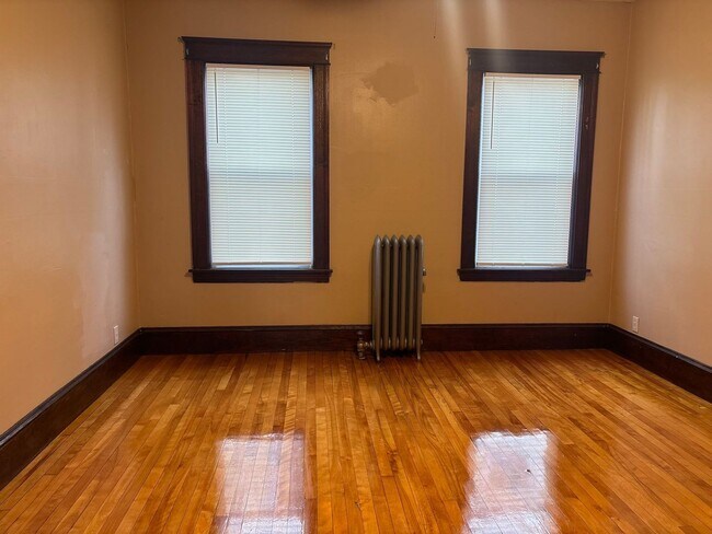Building Photo - 17 N Woodford St