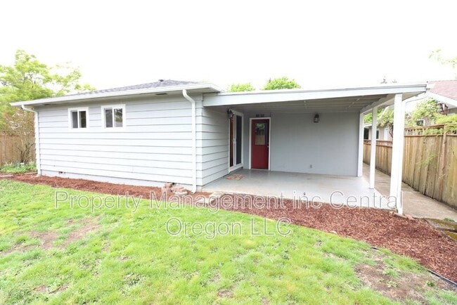 Building Photo - 1670 Yew St SE