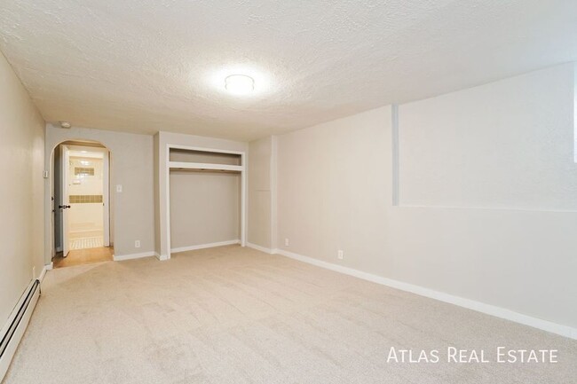 Building Photo - LARGE 1 Bedroom - Perfect Location & All t...