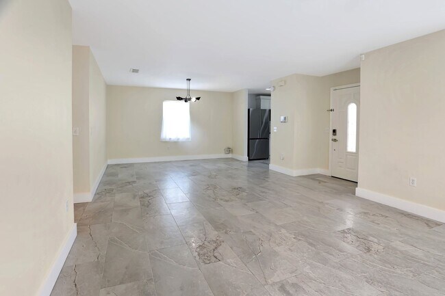 Building Photo - Remodeled 4BR Home Near Downtown Sarasota