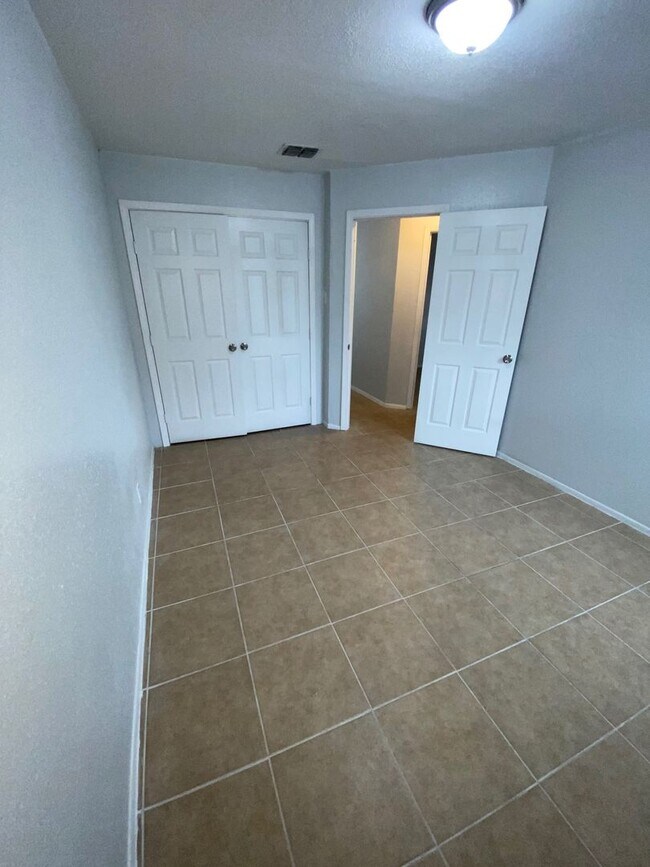 Building Photo - Spacious 2BR/1BA- Home Available Now!