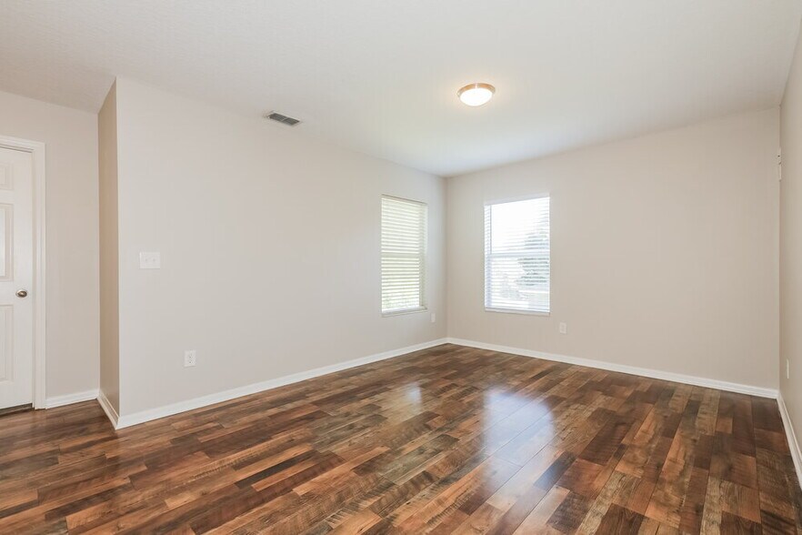 Building Photo - 9540 Simeon Dr
