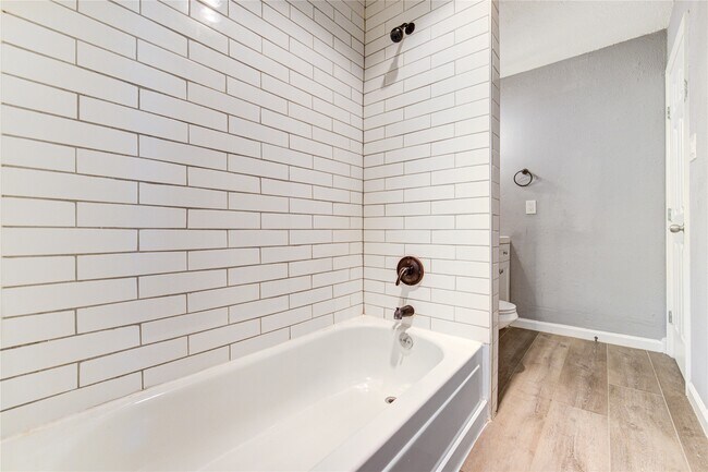 Building Photo - 3929 Tanglewilde St