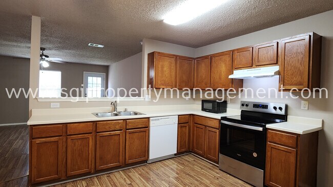 Building Photo - 8005 Mosstree Dr