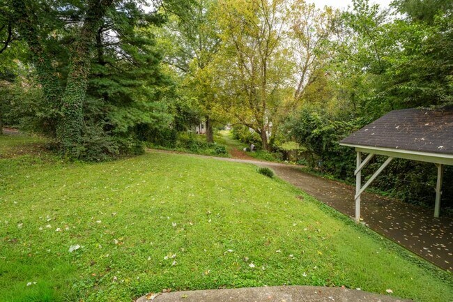 Building Photo - 703 W 2nd Ave