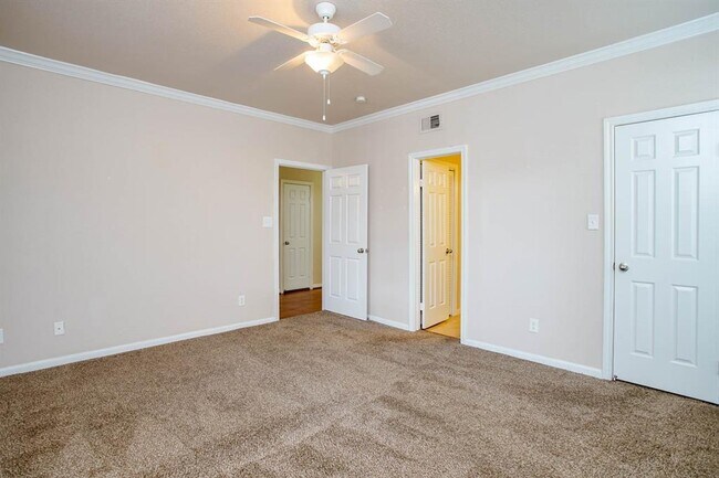 Building Photo - 2255 Braeswood Park Dr