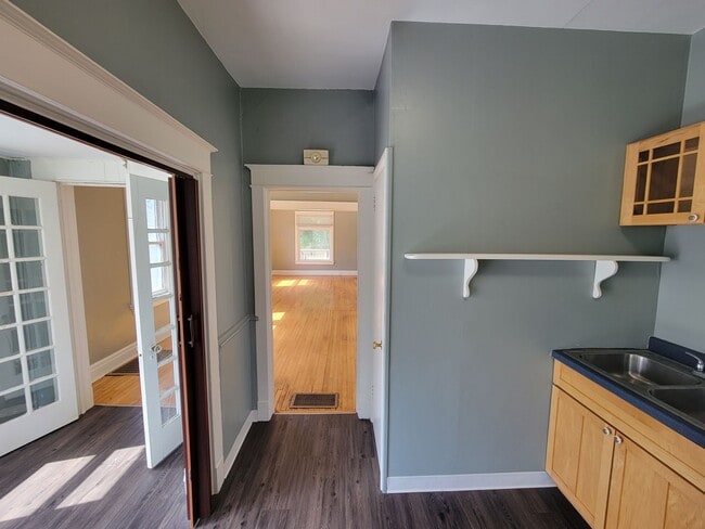 Building Photo - AVAILABLE AUGUST - 2 BED 1 BATH