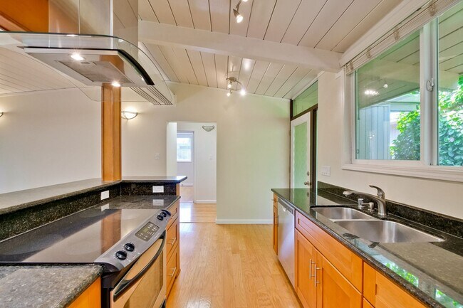 Building Photo - Mountain View Home l Spacious Open Layout Bright and Private Yard