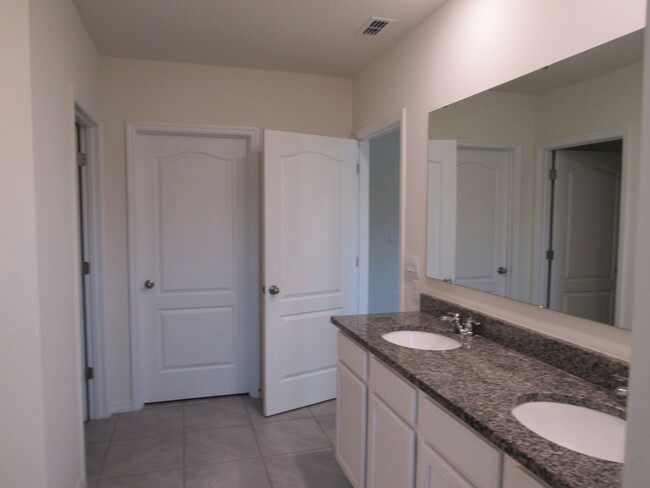 Building Photo - BEAUTIFUL 5 BEDROOM, 3 BATH SINGLE FAMILY ...