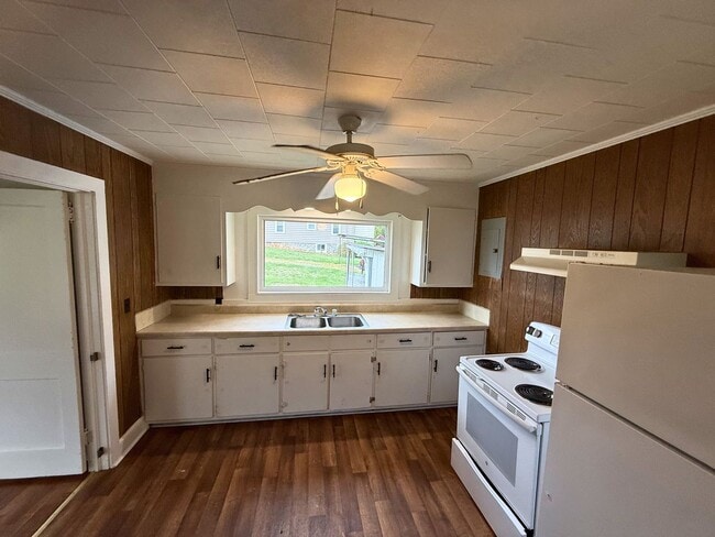 Building Photo - Spacious 2 Bed House | Private Patio + Sliding Door Dining Area