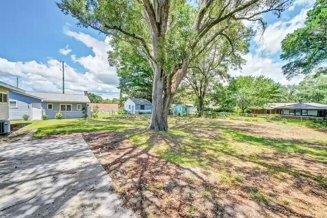 Building Photo - 360 Chicago Ave