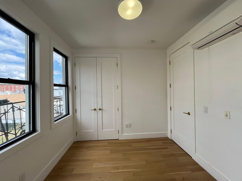 Building Photo - 52 Grace St