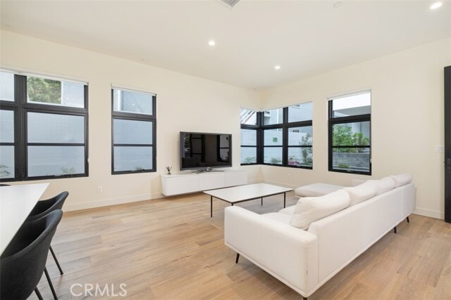 Building Photo - 822 S Plymouth Blvd