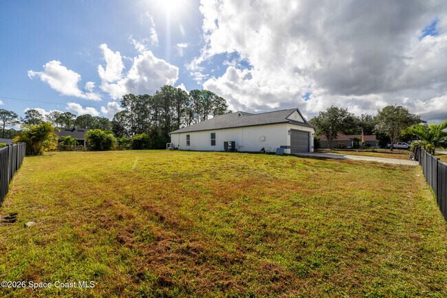 Building Photo - 1126 Ruby St SE