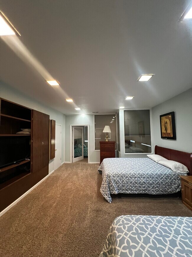 Building Photo - 933 Edgewood Cir