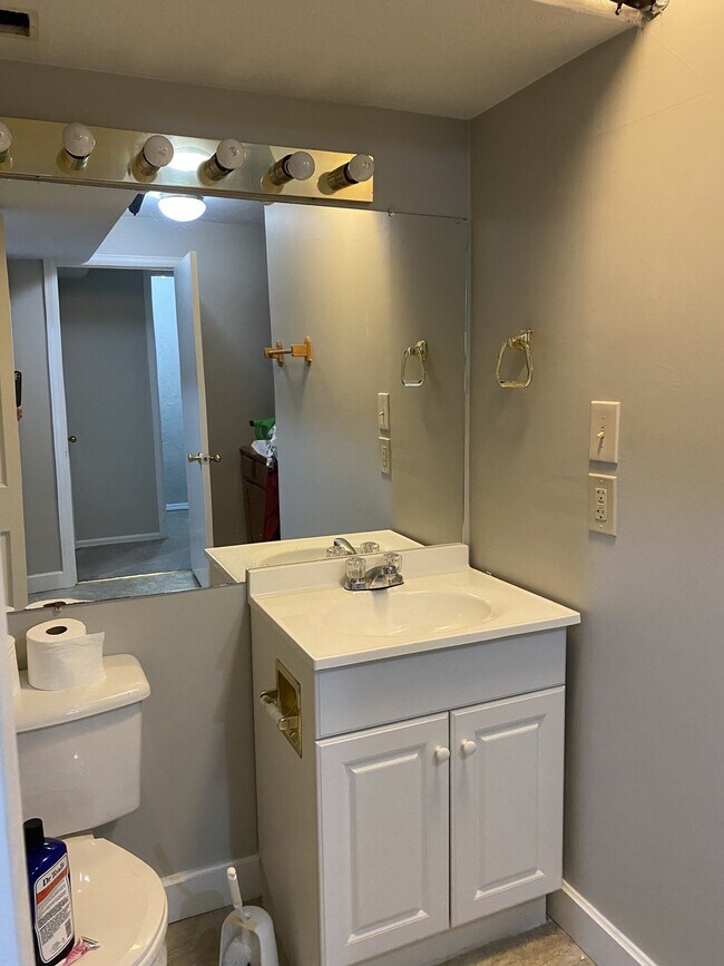 Building Photo - 2 bedroom westside - Rockrimmon