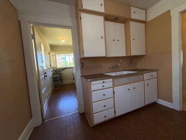 Building Photo - Fabulous Bankers Hill location 3 Bedroom Top-floor duplex unit