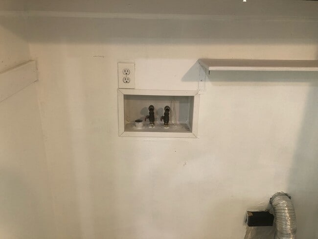 Building Photo - 877 Donaldson Rd