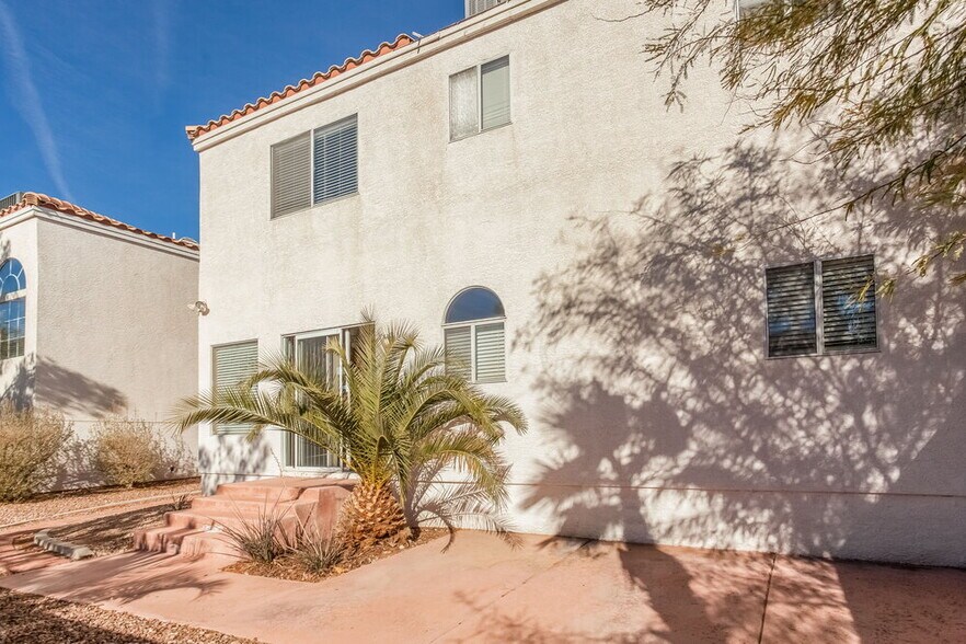 Building Photo - 8939 Green Jade Dr
