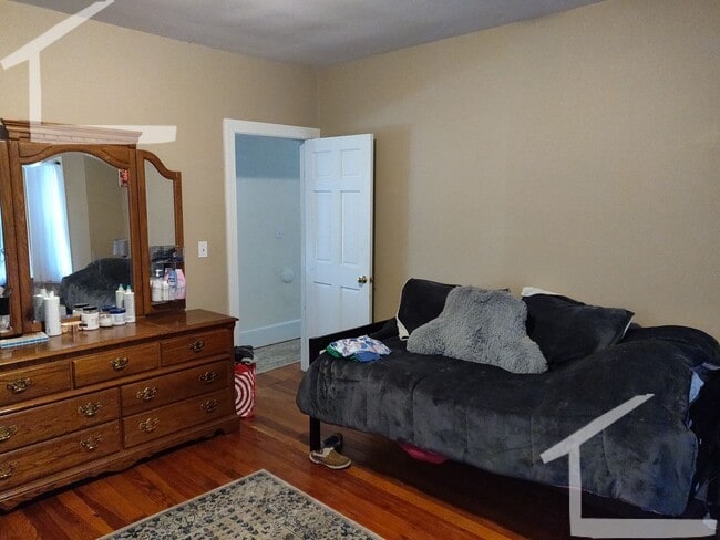 Building Photo - Gorgeous Newton Home available for rent 9/1/26