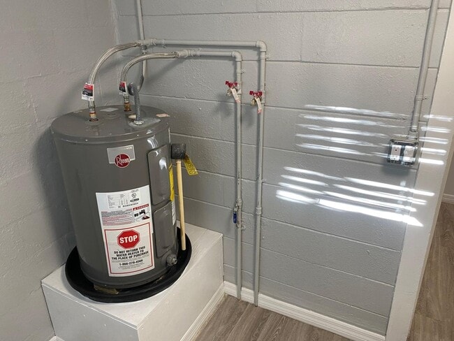 Building Photo - Fully Renovated 3-Bedroom Concrete Block Home in Tampa!