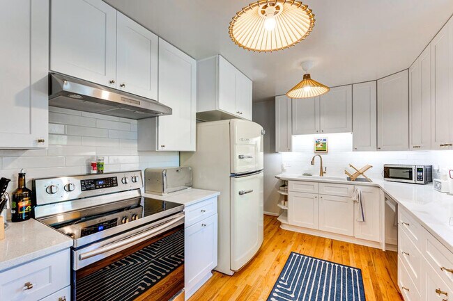 Building Photo - 725 35th St