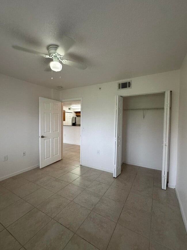 Building Photo - 301 SW Palm Dr