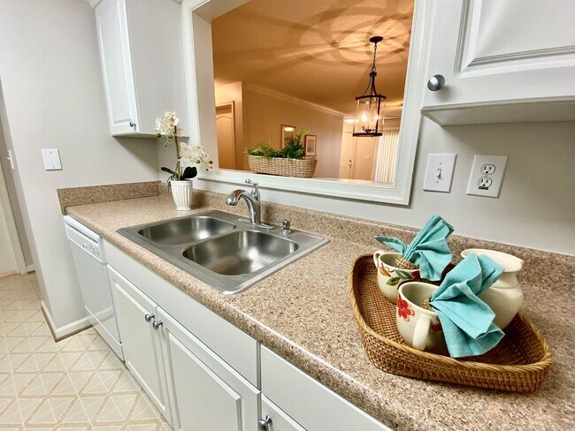 Building Photo - Super-Cute Condo! First Floor - 1-Story - Fenced Patio - Storage - Pet Friendly!