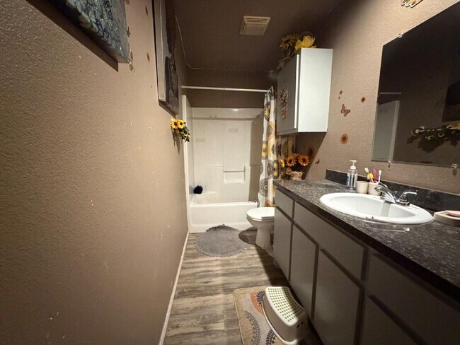 Building Photo - 2205 Cedar Ave