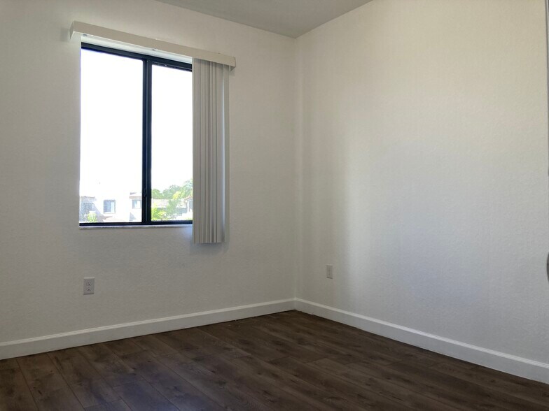 Building Photo - 390 NE 208th Ter