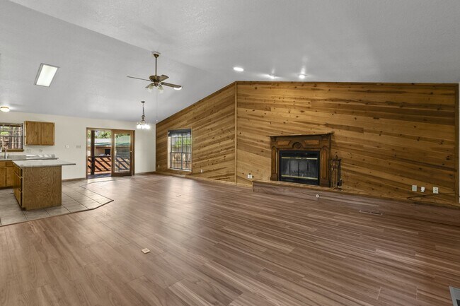 Building Photo - 103 E Miller Ct