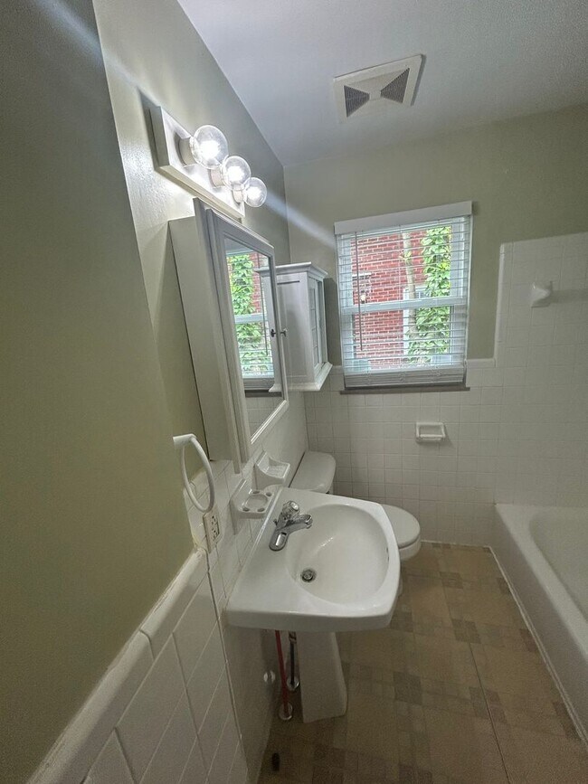 Building Photo - Spacious 4 bedroom 1 Bath Home with Tons o...