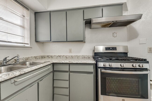 Building Photo - Stylish Duplex in Irving - HUGE Backyard!