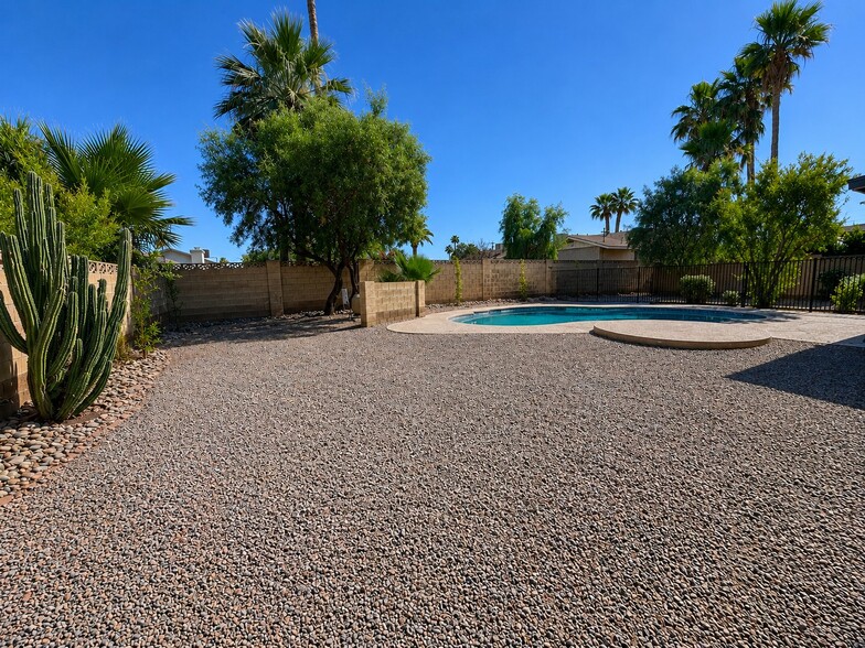 Building Photo - 8611 E Vista Dr