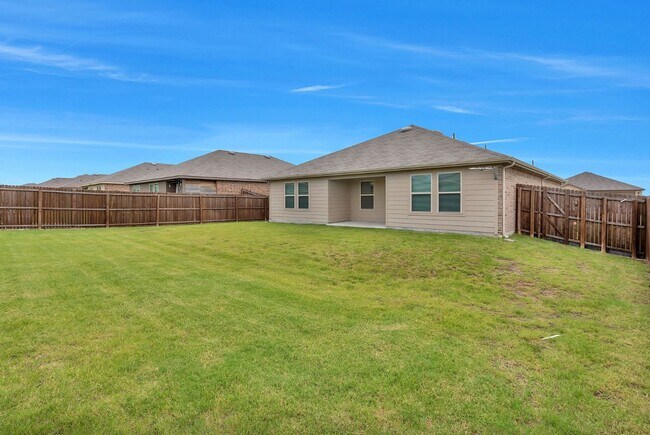 Building Photo - Royce City Home