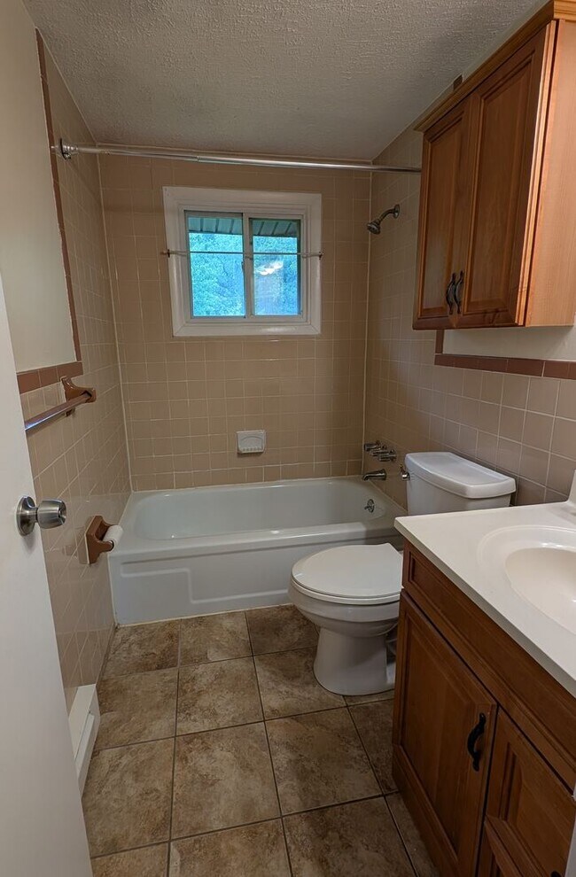 Building Photo - 2 Bedroom Apartment - Newburgh