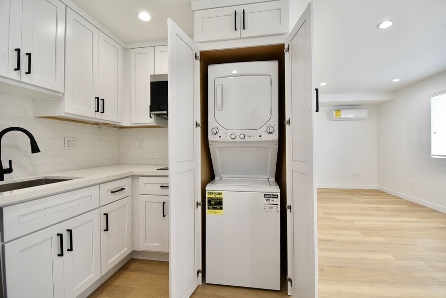 Building Photo - 2119 Elsinore St