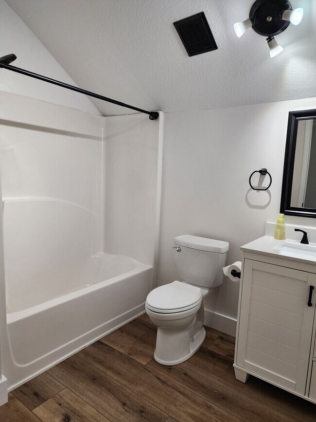 Building Photo - Beach Cottage