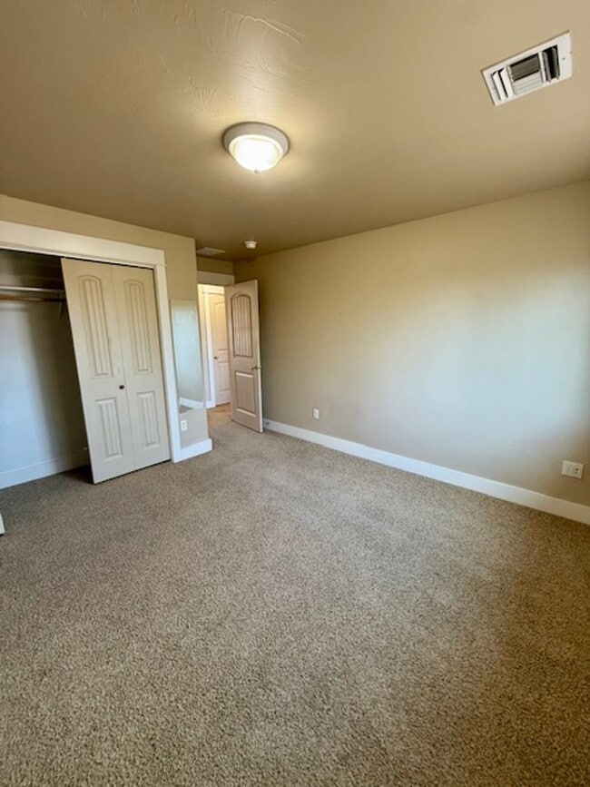 Building Photo - 2 Bedroom 1 Bathroom Apartment  NEW PRICE UPDATE