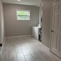 Building Photo - 2 Bedroom 1 Bath House with garage