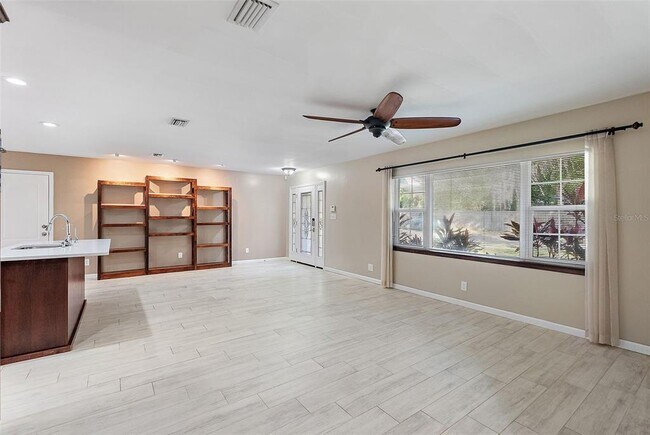 Building Photo - 5080 Oaklawn Ln