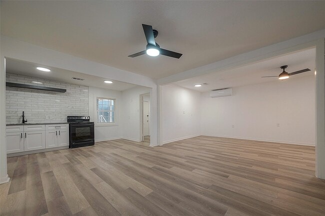 Building Photo - 3320 Hays St