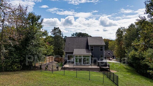 Building Photo - 8229 Pierpoint Dr
