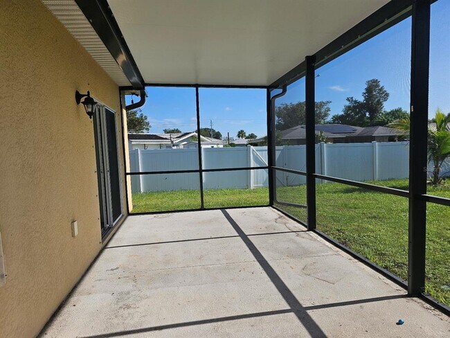 Building Photo - 3050 Beacon Dr