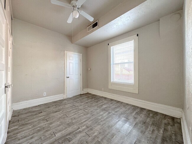 Building Photo - Central EL Paso(close to downtown) 1 bed/1 bath duplex. Water/Trash Service Included
