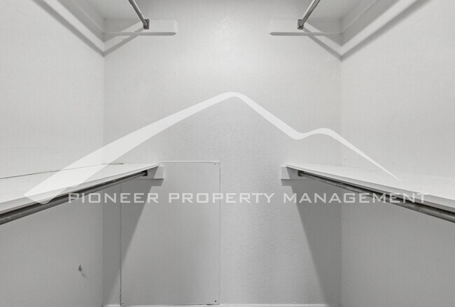 Building Photo - Spacious Condo with Washer/Dryer and Central AC