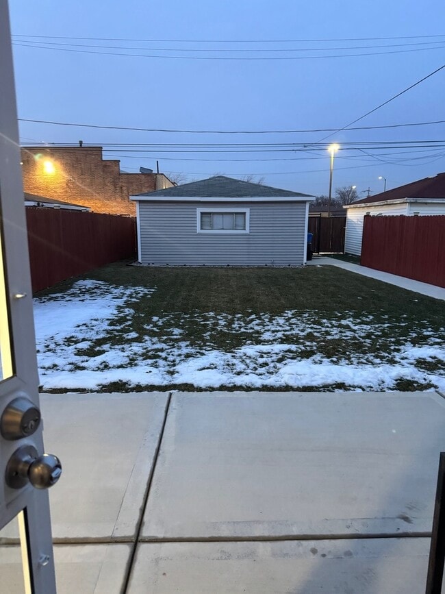 Building Photo - 1216 W 95th Pl