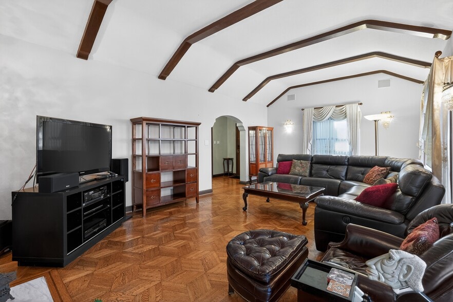 Living room facing entrance - 60 Goleta Ave