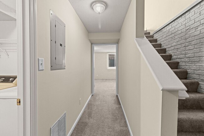 Building Photo - Spacious 3-Bed, 2.5-Bath Home – In-Unit Laundry, 2-Car Garage, and Pet Friendly