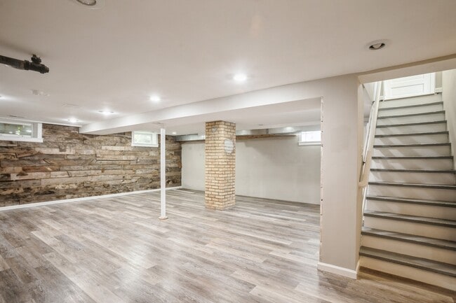Building Photo - 441 Berteau Ave